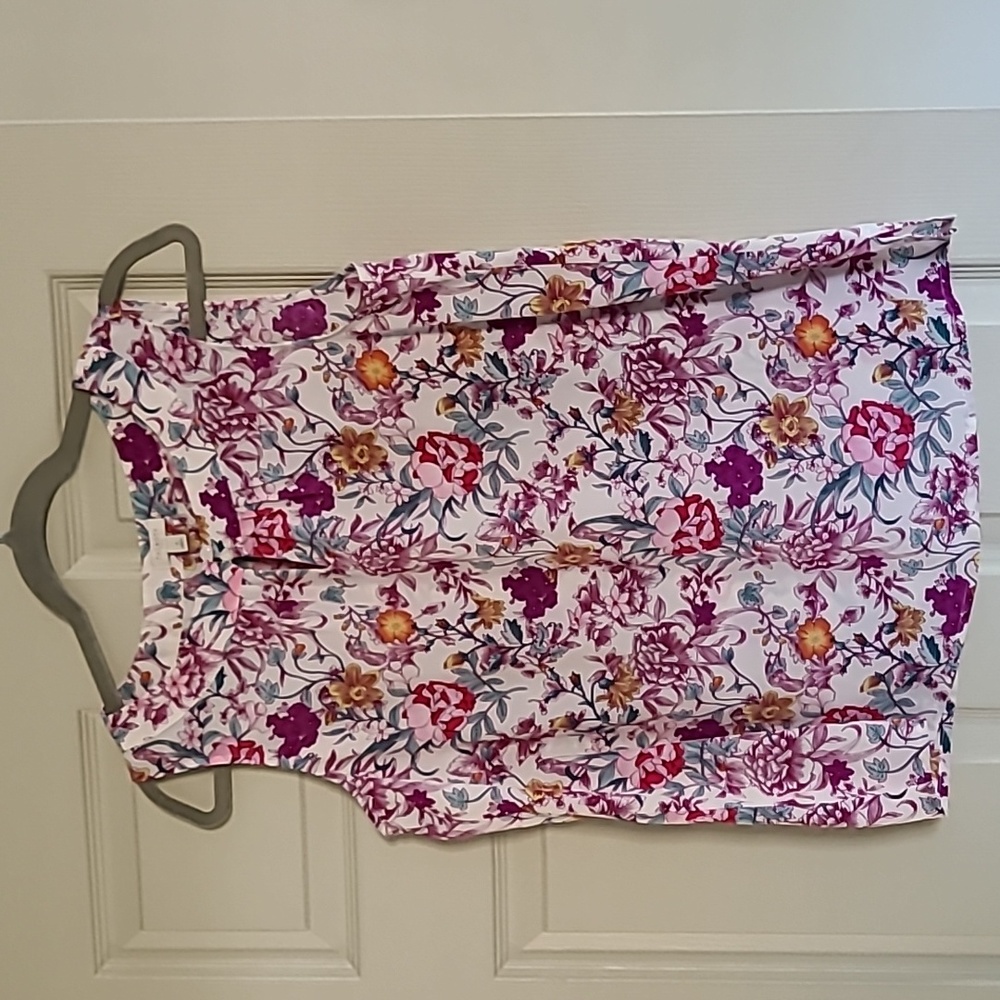 Talbot's floral print shell w pearl button keyhole at neckline. All poly. Small.